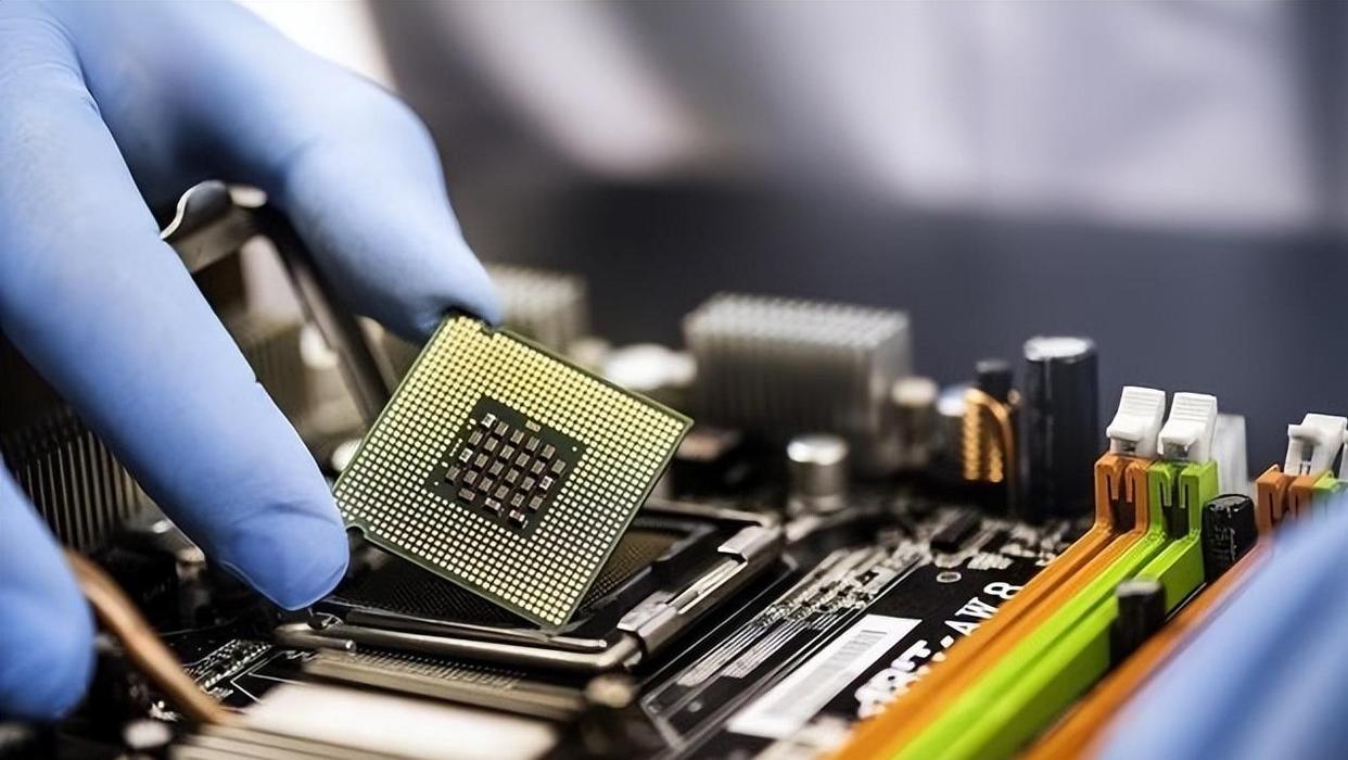 2025芯片大戰(zhàn)迎來分水嶺，中方警告全球“配合美國禁令就是違法”，美媒承認中國超越時刻已到(圖4)